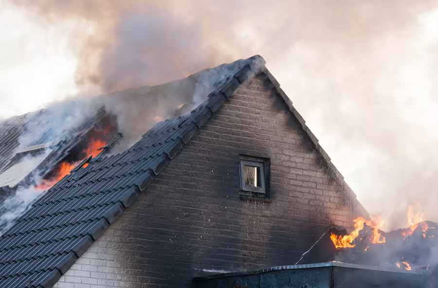 techo de casa incendiándose