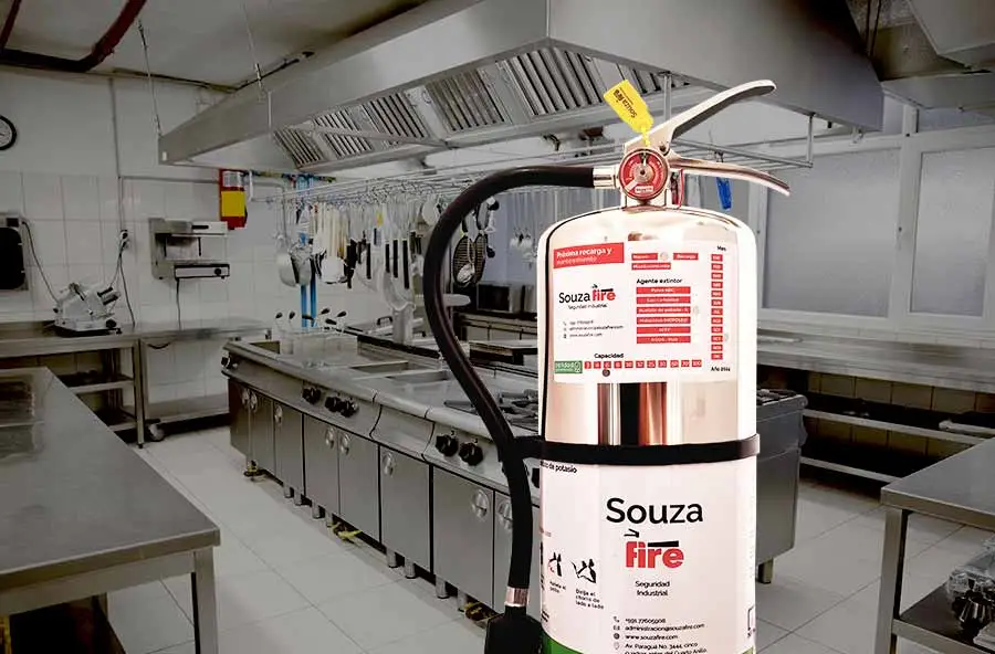 extintor tipo k y una cocina industrial